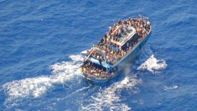 Greece scours shipwreck site; hundreds feared drowned in boat's hold