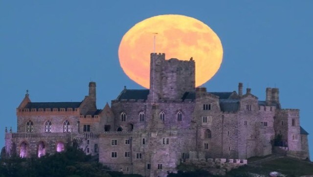 Strawberry moon rising behind St. Michael’s Mount in Cornwall. According to CNN, the strawberry moon is tied to old customs rather than the colour of the June full moon. The Algonquin tribes are the source of the common moniker for the June full moon. To indicate the height of the Northeastern United States’ strawberry harvest, they dubbed it the “Strawberry moon.” Image Courtesy: @stucornell/Twitter Strawberry moon rising behind St. Michael’s Mount in Cornwall. According to CNN, the strawberry moon is tied to old customs rather than the colour of the June full moon. The Algonquin tribes are the source of the common moniker for the June full moon. To indicate the height of the Northeastern United States’ strawberry harvest, they dubbed it the “Strawberry moon.” Image Courtesy: @stucornell/Twitter