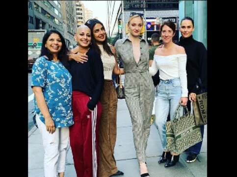Sonali Bendre shares picture with Priyanka Chopra, Sophie Turner; thanks Quantico actress for 'lifting her spirits' Sonali Bendre shares picture with Priyanka Chopra, Sophie Turner; thanks Quantico actress for 'lifting her spirits'