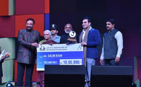 IFFI 2018: Lijo Jose Pellissery, Chemban Vinod receive awards for Best Director, Actor at closing ceremony IFFI 2018: Lijo Jose Pellissery, Chemban Vinod receive awards for Best Director, Actor at closing ceremony