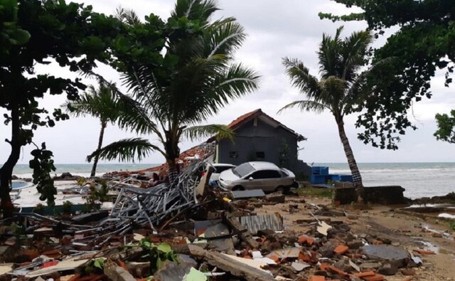 Indonesian media showed a smartphone video of a powerful wave hitting Palu, with people screaming and running in fear. The water smashed into buildings and a large mosque that collapsed under the force. Reuters Indonesian media showed a smartphone video of a powerful wave hitting Palu, with people screaming and running in fear. The water smashed into buildings and a large mosque that collapsed under the force. Reuters