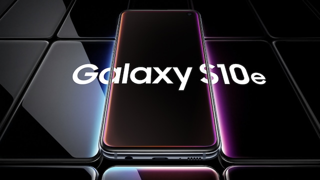Galaxy S10 E vs iPhone XR: A spec war between two 'budget' flagship smartphones Galaxy S10 E vs iPhone XR: A spec war between two 'budget' flagship smartphones