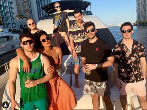Priyanka Chopra holidays in Florida; Ayan Mukerji posts throwback photo from Swades sets: Social Media Stalkers' Guide Priyanka Chopra holidays in Florida; Ayan Mukerji posts throwback photo from Swades sets: Social Media Stalkers' Guide