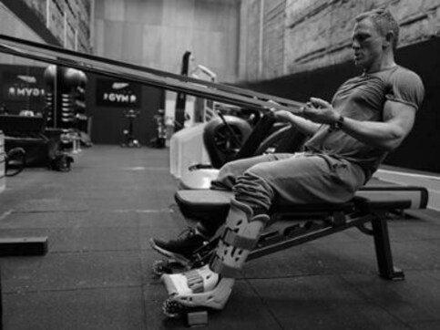 Bond 25: BTS image shows Daniel Craig hit the gym despite injury a week before filming Bond 25: BTS image shows Daniel Craig hit the gym despite injury a week before filming