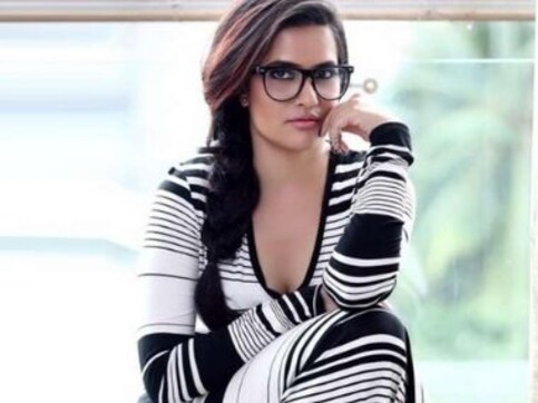 Sona Mohapatra criticises Kiren Rijiju, Prasoon Joshi for felicitating Kailash Kher, takes jibe at Salman Khan Sona Mohapatra criticises Kiren Rijiju, Prasoon Joshi for felicitating Kailash Kher, takes jibe at Salman Khan