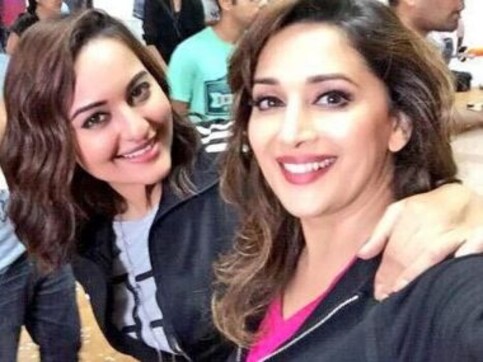 Sonakshi Sinha appears on Madhuri Dixit-Nene's show Dance Deewane to promote Khandaani Shafakhana Sonakshi Sinha appears on Madhuri Dixit-Nene's show Dance Deewane to promote Khandaani Shafakhana