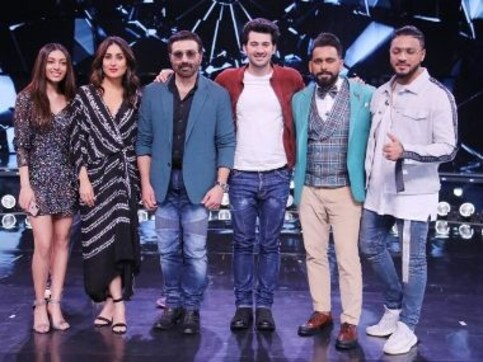 Kareena Kapoor poses with Sunny Deol, Karan to promote Pal Pal Dil Ke Paas on Dance India Dance Kareena Kapoor poses with Sunny Deol, Karan to promote Pal Pal Dil Ke Paas on Dance India Dance