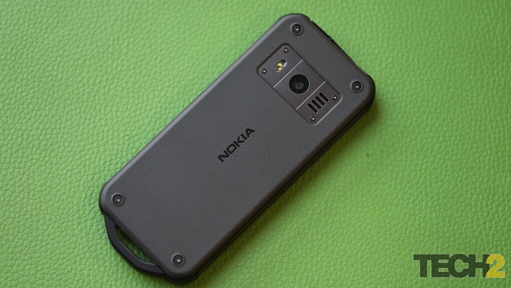 The device has 1.8 meter drop survival rating, IP68 water proof rating, anti-slip coating, and rubber edges. The device has 1.8 meter drop survival rating, IP68 water proof rating, anti-slip coating, and rubber edges.