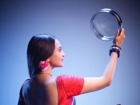 Dabangg 3: Sonakshi Sinha as Rajjo observes Karva Chauth in new character poster from Salman Khan's cop drama Dabangg 3: Sonakshi Sinha as Rajjo observes Karva Chauth in new character poster from Salman Khan's cop drama