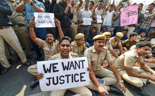 Ordering a judicial inquiry by one of its retired judges into the clash, the Delhi High Court during a special sitting on 3 November suspended a police official and transferred two senior police officials during pendency of the investigations. On Tuesday, officials said the injured policemen will get an ex-gratia of at least Rs 25,000. PTI Ordering a judicial inquiry by one of its retired judges into the clash, the Delhi High Court during a special sitting on 3 November suspended a police official and transferred two senior police officials during pendency of the investigations. On Tuesday, officials said the injured policemen will get an ex-gratia of at least Rs 25,000. PTI