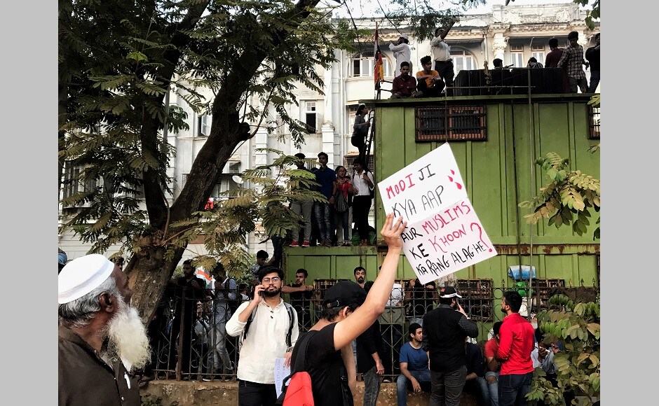 Over 2,000 police personnel at the venue did not come in the way of protesters, which earned the Mumbai Police plaudits on social media. Many protesters, before leaving, made it a point to shake hands with the policemen. Over 2,000 police personnel at the venue did not come in the way of protesters, which earned the Mumbai Police plaudits on social media. Many protesters, before leaving, made it a point to shake hands with the policemen.