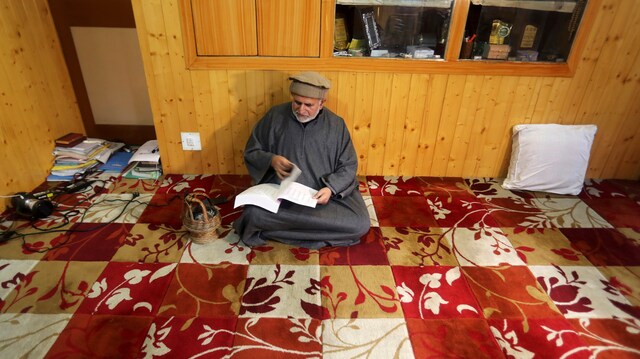 In Kashmir, internet shutdown following Article 370 abrogation rekindles reading culture In Kashmir, internet shutdown following Article 370 abrogation rekindles reading culture
