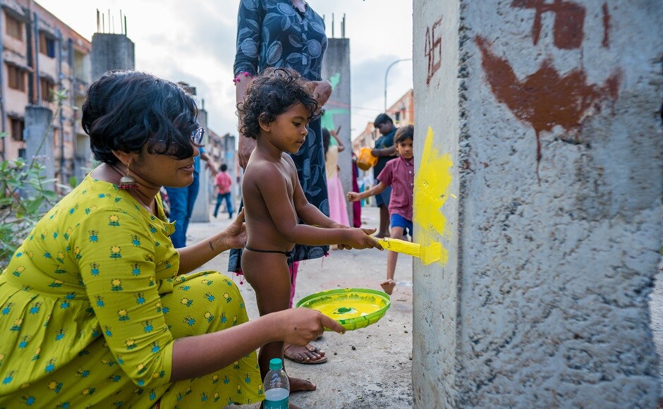 As Neelam rolled through the neighbourhood, kids from the locality followed it through the journey as it made its way to the site to pain the columns with the St+art team! An incomplete construction site with standing columns and no roof became the stite for this inclusive experiment where they did a walk-in workshop for everyone to be part of. As Neelam rolled through the neighbourhood, kids from the locality followed it through the journey as it made its way to the site to pain the columns with the St+art team! An incomplete construction site with standing columns and no roof became the stite for this inclusive experiment where they did a walk-in workshop for everyone to be part of.