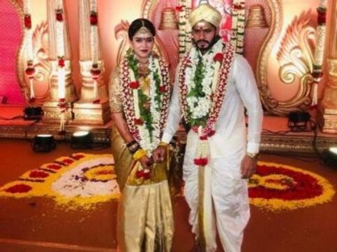 Coronavirus Outbreak: Nikhil Kumaraswamy gets married at ceremony that flouts lockdown, draws criticism Coronavirus Outbreak: Nikhil Kumaraswamy gets married at ceremony that flouts lockdown, draws criticism