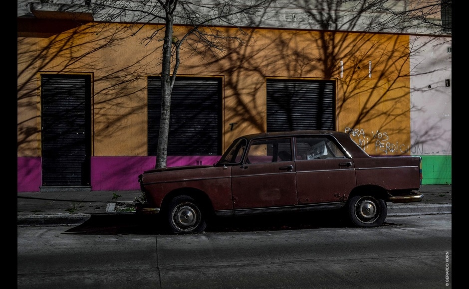 When Korn talks about the search for cars, he also confesses that it was immediately combined with the need to find appropriate settings, that is, the images had to be decorated as much as possible by that great variety of facades that are so characteristic of the city. | In the picture: Peugeot, Villa Real neighbourhood, 2019. Of this picture, in particular, Korn says that while he had immersed himself in an area of the city that was totally unknown to him and where he had never been, he found this melancholic looking Peugeot in front of a wall on which the branches of a tree were dramatically reflected, offering a unique spectacle. When Korn talks about the search for cars, he also confesses that it was immediately combined with the need to find appropriate settings, that is, the images had to be decorated as much as possible by that great variety of facades that are so characteristic of the city. | In the picture: Peugeot, Villa Real neighbourhood, 2019. Of this picture, in particular, Korn says that while he had immersed himself in an area of the city that was totally unknown to him and where he had never been, he found this melancholic looking Peugeot in front of a wall on which the branches of a tree were dramatically reflected, offering a unique spectacle.