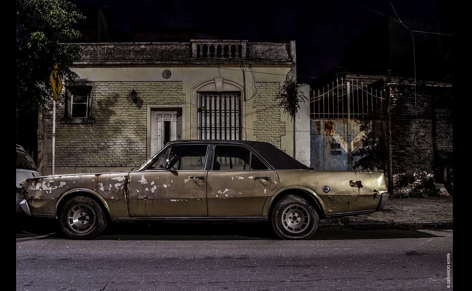 In addition, these scenes had to be correctly illuminated by the street lamps (meaning that the car had to be parked in the right place, which unfortunately was not always the case), without dazzling the lens. | In the picture: Dodge, Monte Castro neighbourhood, 2019. This is another photograph taken in an area that was completely unknown to Korn, of a car that in its time was a luxury limousine, golden in colour, standing in front of an old colonial house of a similar shade, as if both the car and the scenery had agreed on it. In addition, these scenes had to be correctly illuminated by the street lamps (meaning that the car had to be parked in the right place, which unfortunately was not always the case), without dazzling the lens. | In the picture: Dodge, Monte Castro neighbourhood, 2019. This is another photograph taken in an area that was completely unknown to Korn, of a car that in its time was a luxury limousine, golden in colour, standing in front of an old colonial house of a similar shade, as if both the car and the scenery had agreed on it.
