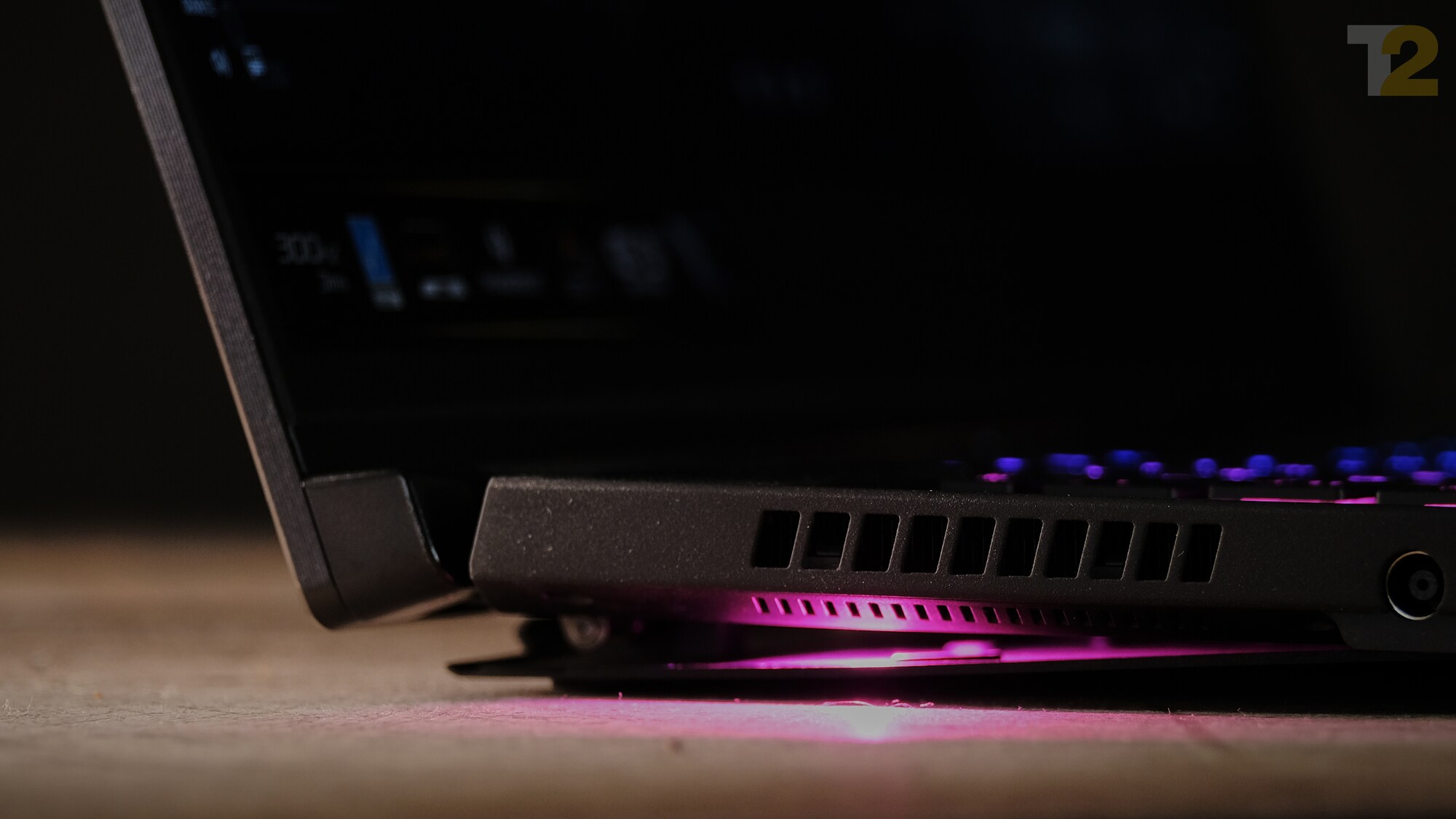 Opening the lid raises the chassis off the floor, creating a large vent and improving air flow to the interior. Image: Anirudh Regidi