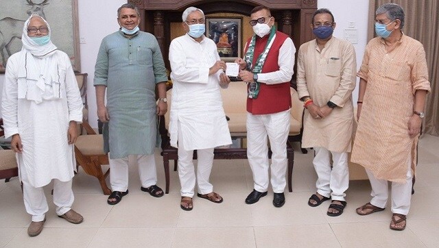 Gupteshwar Pandey joins JD(U) ahead of Bihar polls; ex-DGP defended Nitish, slammed Rhea in Sushant Singh Rajput case Gupteshwar Pandey joins JD(U) ahead of Bihar polls; ex-DGP defended Nitish, slammed Rhea in Sushant Singh Rajput case