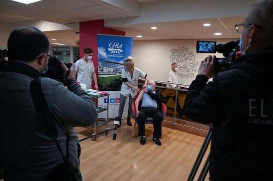 France gives hospital staff COVID-19 shots as it plays catch-up with neighbours France gives hospital staff COVID-19 shots as it plays catch-up with neighbours