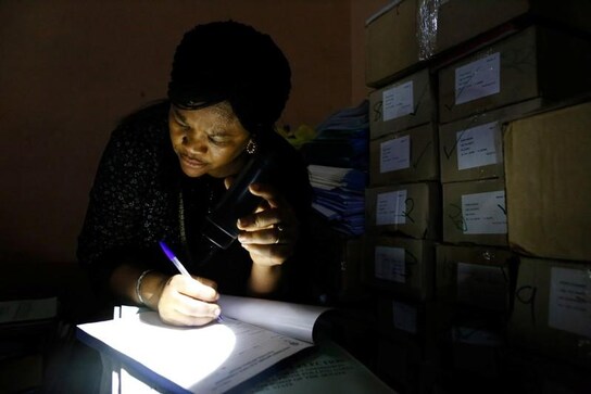 Nigeria counting votes in presidential election dogged by delays Nigeria counting votes in presidential election dogged by delays