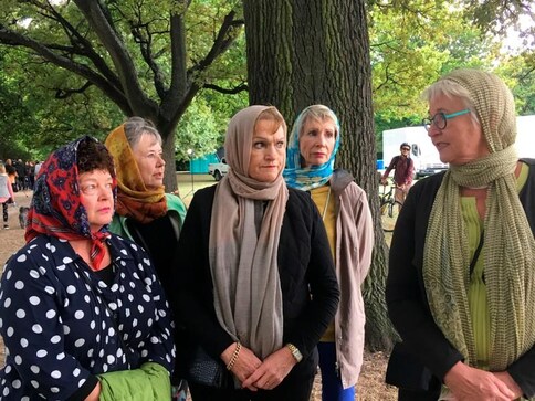 New Zealand women don headscarves to support Muslims after shootings New Zealand women don headscarves to support Muslims after shootings