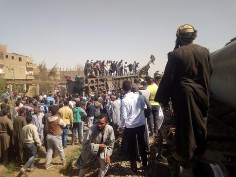 Egypt train crash kills 32 people, injures scores Egypt train crash kills 32 people, injures scores