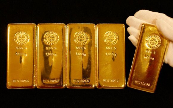 Gold rises on softer dollar, but set for worst quarter in over four years Gold rises on softer dollar, but set for worst quarter in over four years