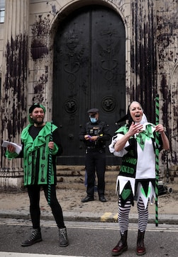 Climate activists spray black dye at Bank of England in 'Money Rebellion' Climate activists spray black dye at Bank of England in 'Money Rebellion'