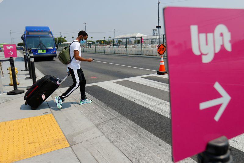  Uber, Lyft tout U.S. ride-hail driver pay, incentives amid demand uptick