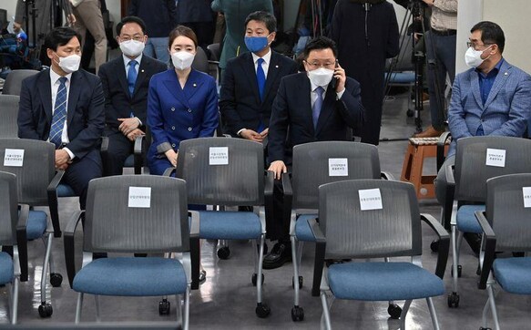 'My romance, your adultery': South Koreans' sarcasm over hypocrisy follows Moon into final year 'My romance, your adultery': South Koreans' sarcasm over hypocrisy follows Moon into final year