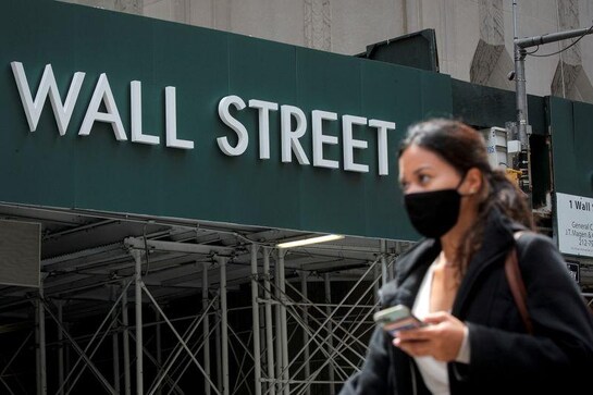 Wall St ends little changed; energy gains, health sags