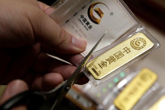Gold slips as dollar strengthens on 'transitory' inflation view