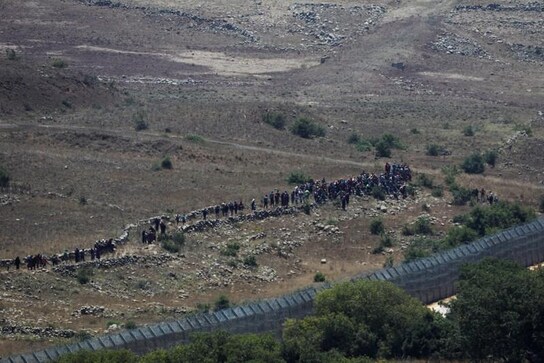 Israel warns Syrians away from frontier as Assad closes in Israel warns Syrians away from frontier as Assad closes in