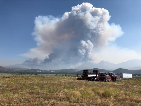 Thousands flee wildfire burning near California mountain towns Thousands flee wildfire burning near California mountain towns