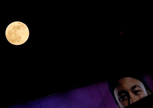 Blood Moon dazzles star gazers in longest lunar eclipse of 21st century Blood Moon dazzles star gazers in longest lunar eclipse of 21st century