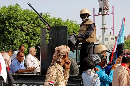 Yemeni separatists quit some Aden posts; Houthis attack Saudi oil plant Yemeni separatists quit some Aden posts; Houthis attack Saudi oil plant