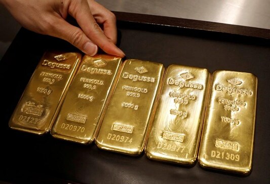 Gold jumps 1% on recession fears; silver breaches $18/oz mark Gold jumps 1% on recession fears; silver breaches $18/oz mark