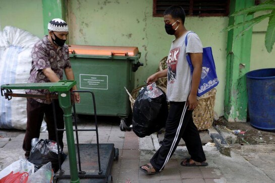 Starved of wifi, Indonesians trade plastic trash to study online Starved of wifi, Indonesians trade plastic trash to study online