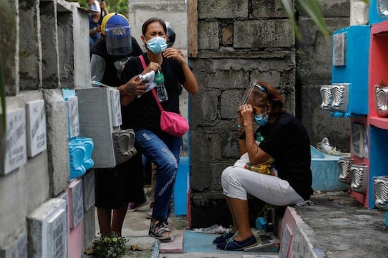 Wider Image: Jailed Philippine activist lays to rest her three-month-old baby