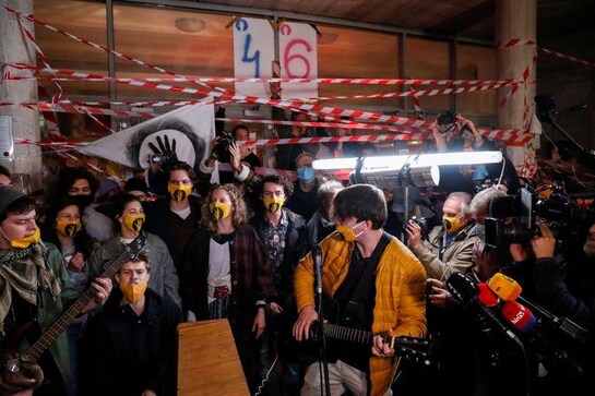 Hungary arts university protesters defy order to end blockade Hungary arts university protesters defy order to end blockade