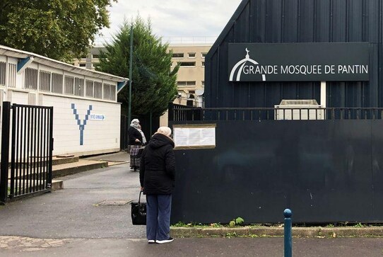 France shuts Paris mosque in crackdown after teacher's beheading France shuts Paris mosque in crackdown after teacher's beheading