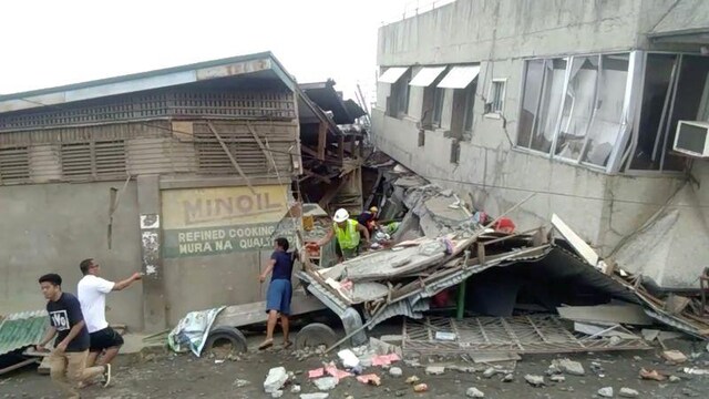 Philippines hunts for survivors after quake levels trade building Philippines hunts for survivors after quake levels trade building