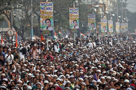 Indian Muslims wave national flag to show protest is not anti-India Indian Muslims wave national flag to show protest is not anti-India