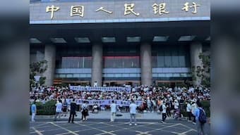 Did China roll out tanks to prevent people from withdrawing money from banks?