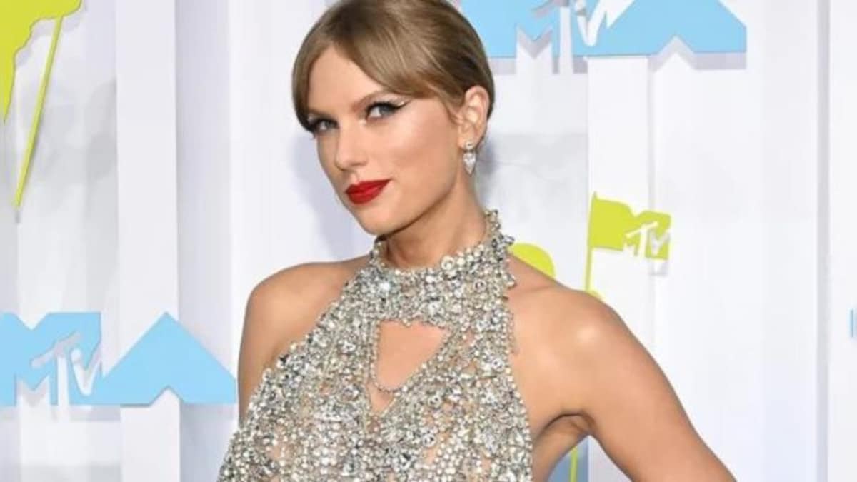 Taylor Swift wins the top prize and announces her new album at MTV VMAs