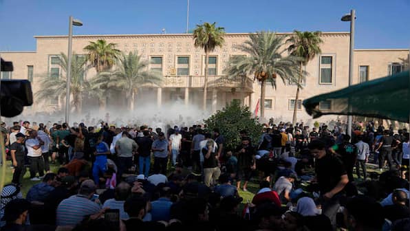Following clashes between Shiite militia & Iraqi forces, Iran closes borders with Iraq, flights suspended till Wednesday