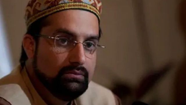 J&K: Police stops Mirwaiz Umar Farooq from leaving residence to offer Friday prayers J&K: Police stops Mirwaiz Umar Farooq from leaving residence to offer Friday prayers