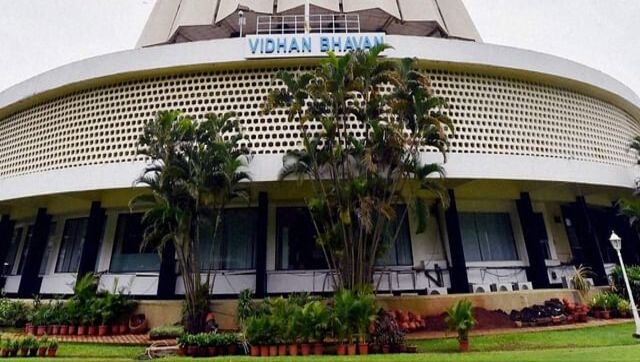 Maharashtra: Shiv Sena factions target each other in Vidhan Bhavan premises Maharashtra: Shiv Sena factions target each other in Vidhan Bhavan premises