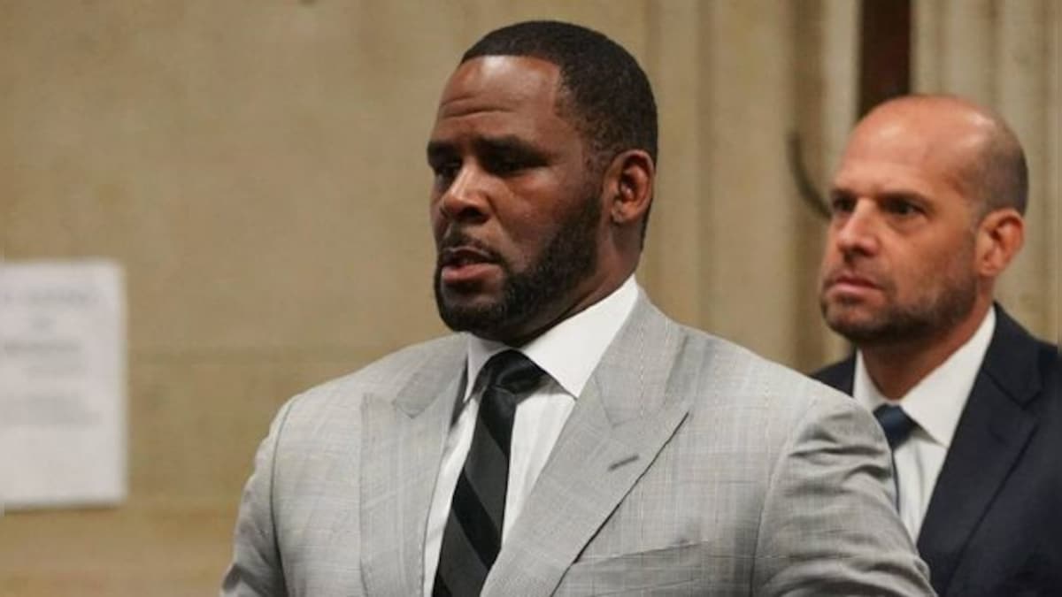 R. Kelly's lawyers start defense; he says he won't testify