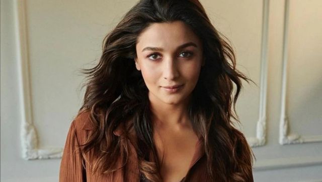 Alia Bhatt apologises to paps for not being able to pose, wins hearts Alia Bhatt apologises to paps for not being able to pose, wins hearts
